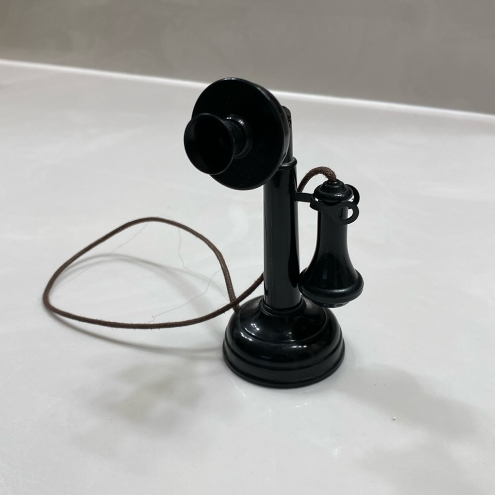 American Girl doll Kit’s phone